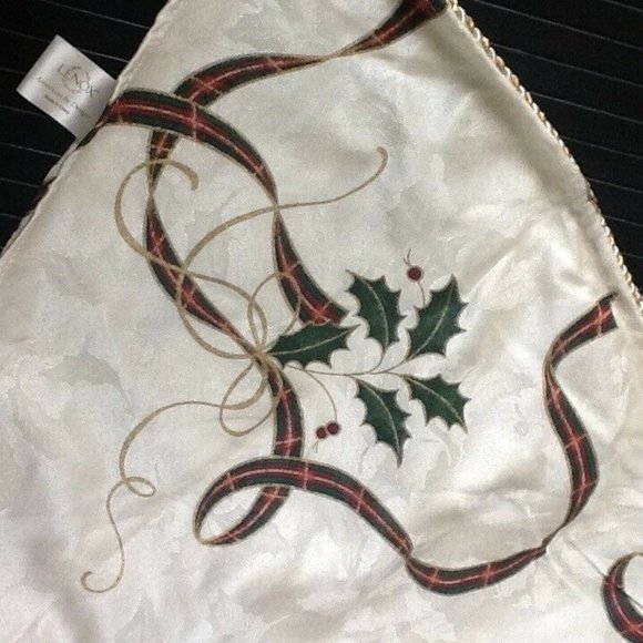 brand new Lenox Christmas Holiday Nouveau Damask approx. 60" Round Tree Skirt - Picture 8 of 12